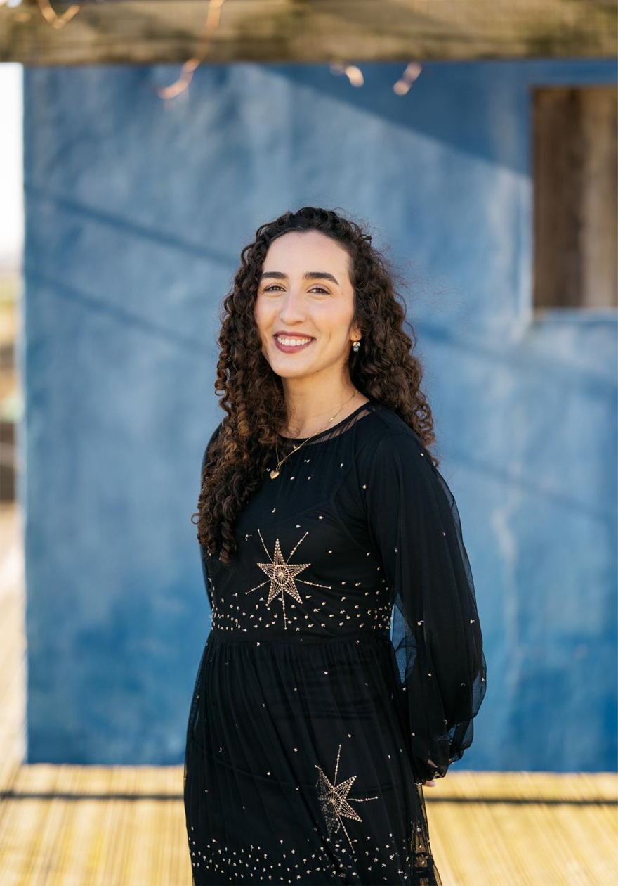 Rita Robalinho no seu atelier, a trabalhar em estacionário de casamento artesanal